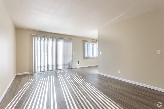 2BR, 1BA - 870SF - Crown Royal