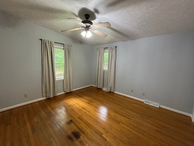 Building Photo - Private and Lovely 3 Bedroom Home