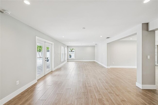 Building Photo - 3800 Bayshore Blvd NE