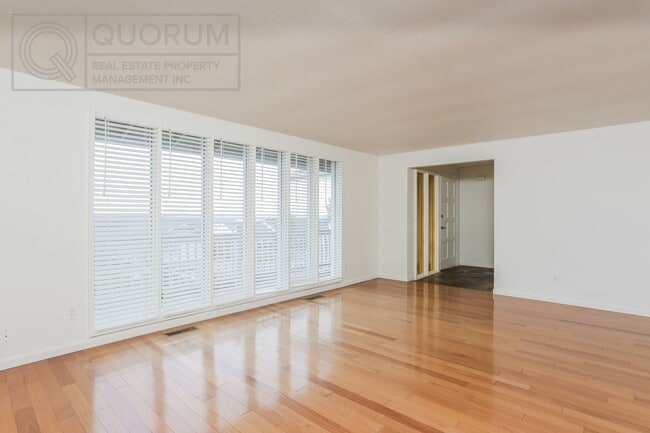 Building Photo - Beautiful 4 Bed 2 Bath House