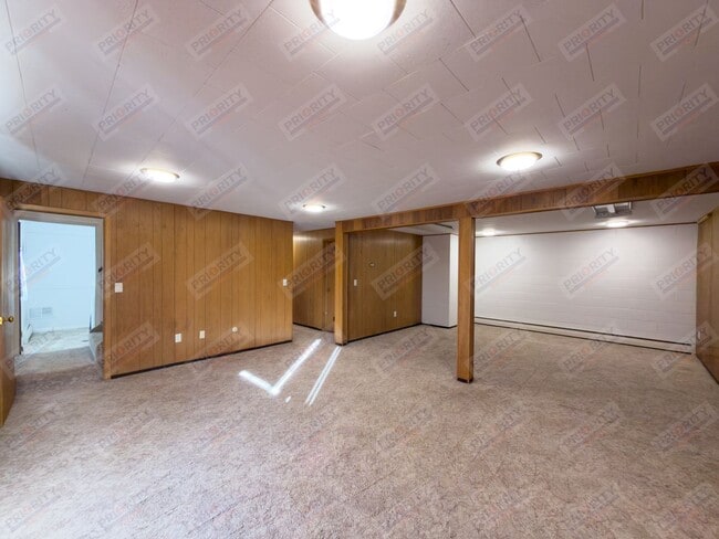 Building Photo - Large 4 bedroom, 2.5 bath downtown home