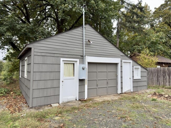 Building Photo - 372 W Hickory St