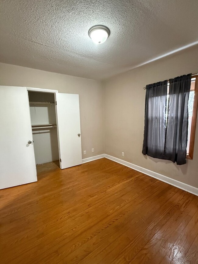 Building Photo - 3+ Bedroom 1.5 Bath / Single Family Home