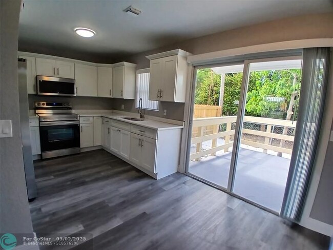 Building Photo - 4687 Martha Louise Dr