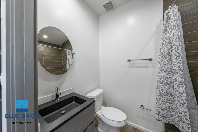 Building Photo - 5239-5241 Huntington Dr -