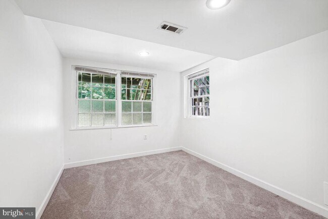 Building Photo - 7001 Longwood Dr