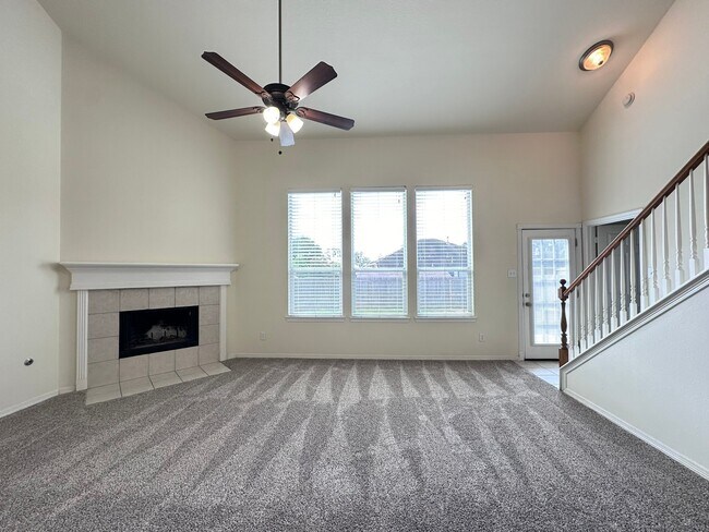 Building Photo - 2211 Highland Crossing Dr