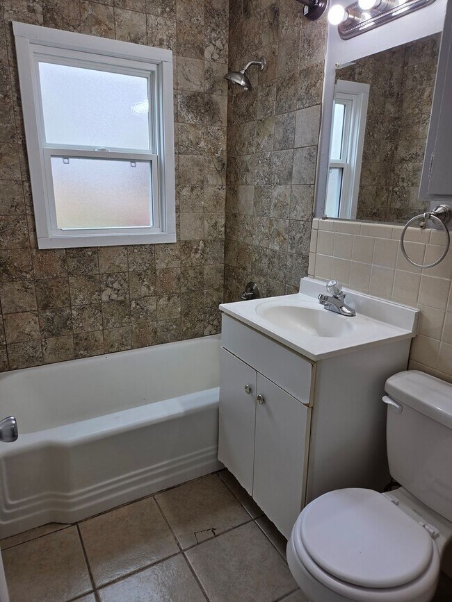 Building Photo - 1025 S St Clair St