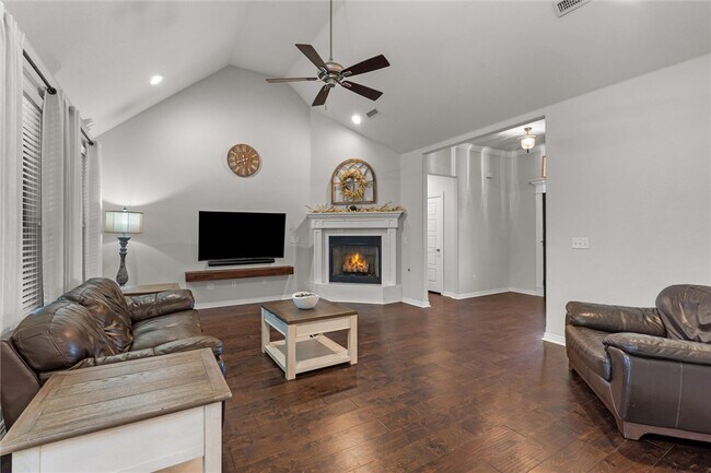 Building Photo - 5819 W Cane Hill Dr