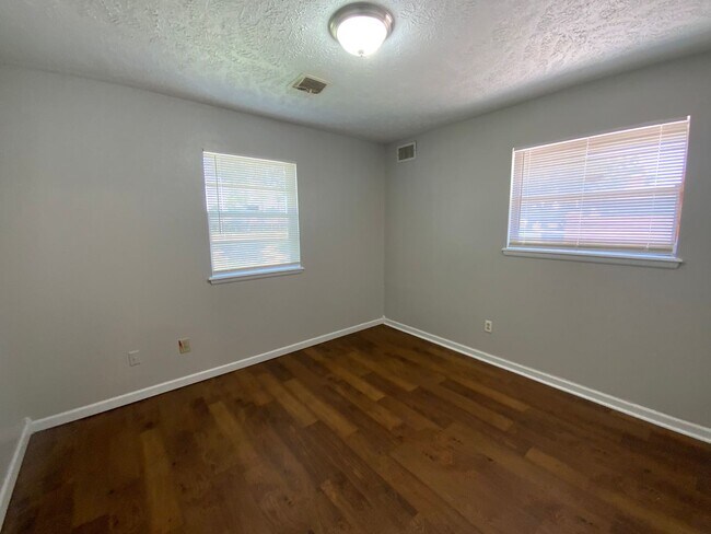 Building Photo - 2800 N Rockwell Ave