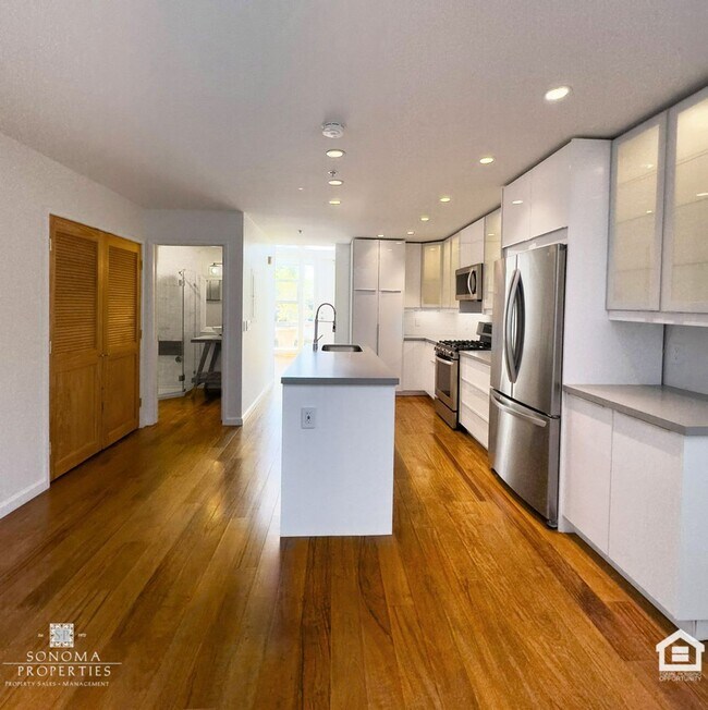 Building Photo - Modern 1BD/2BA Loft Just Minutes from Down...