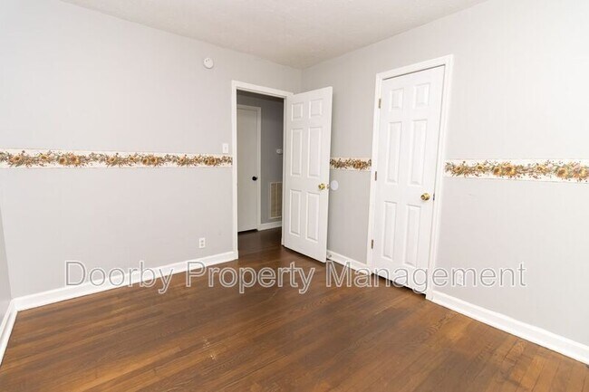 Building Photo - 730 Roberta Dr