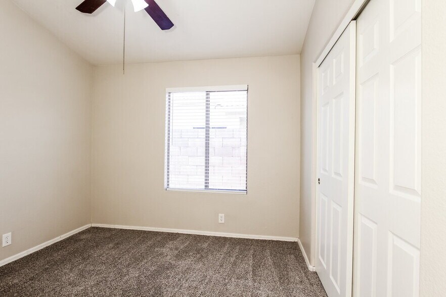 Building Photo - 3319 W Louise Dr