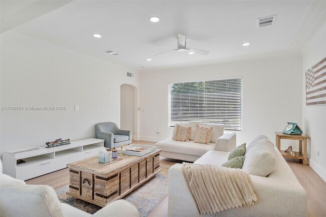 Building Photo - 10801 Peachtree Dr