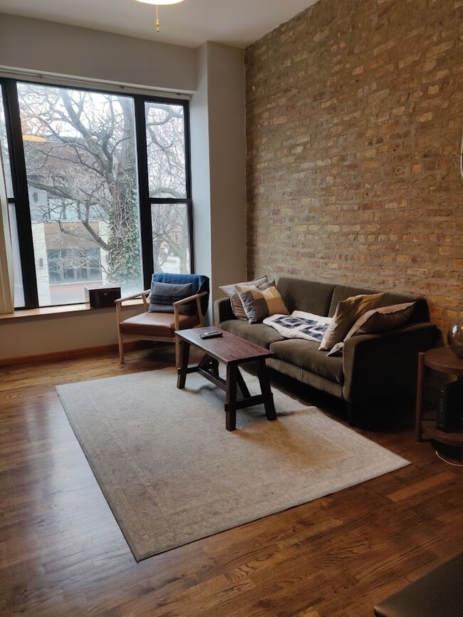Building Photo - 1851 N Hoyne Ave