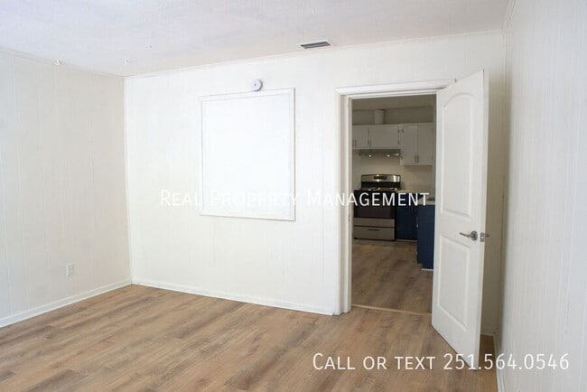Building Photo - 4060 Cresthaven Rd