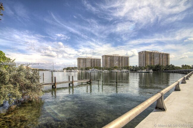 Building Photo - 2 Grove Isle Dr