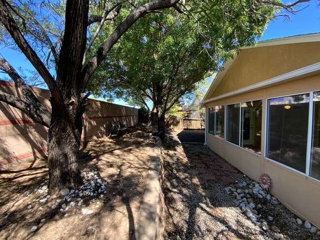 Building Photo - 3 Bedroom Single Story Home Near Unser Blv...