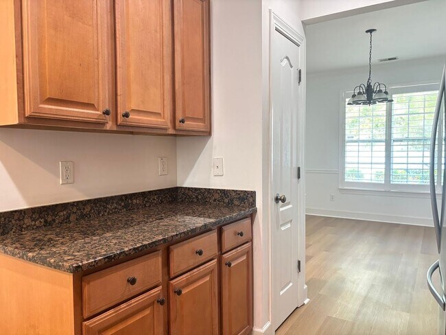 Building Photo - Beautiful 3-Bedroom, 3.5-Bath Townhome in ...