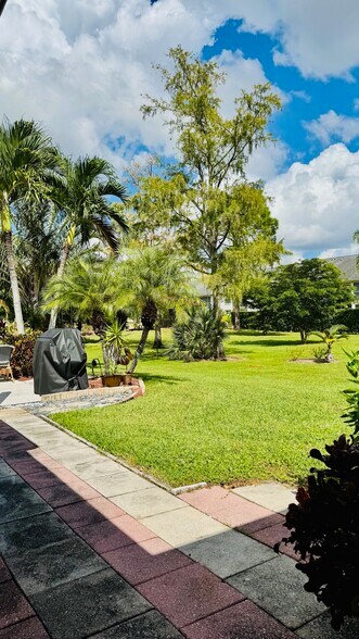 Building Photo - 2024 Pine Isle Ln