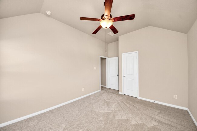 Building Photo - 3115 Lake Dr