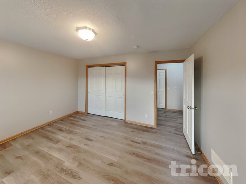 Building Photo - 7010 S Park Dr