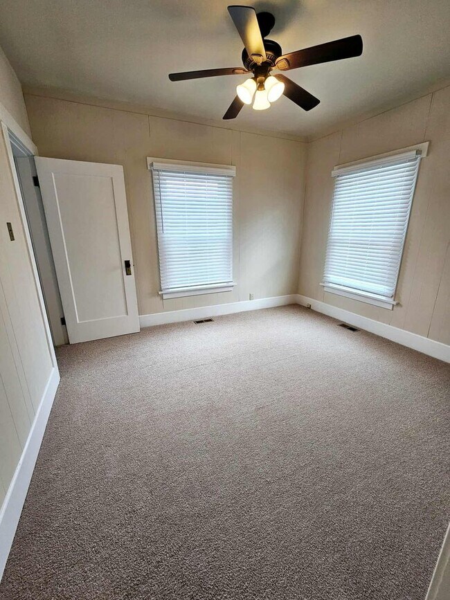 Building Photo - Charming house in desirable downtown Sumner