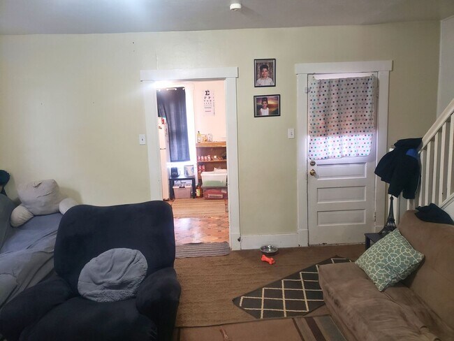 Building Photo - Inviting 2-Bedroom Home with Spacious Livi...