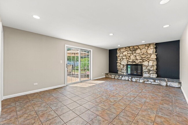 Building Photo - 1105 E Alder Ln