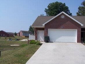 Building Photo - 3 bed, 2 bath, 2 car garage w/ bonus room and fenced yard in W. Knoxville