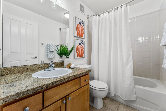 Building Photo - Updated 1BD/1BA Condo on Open Space!