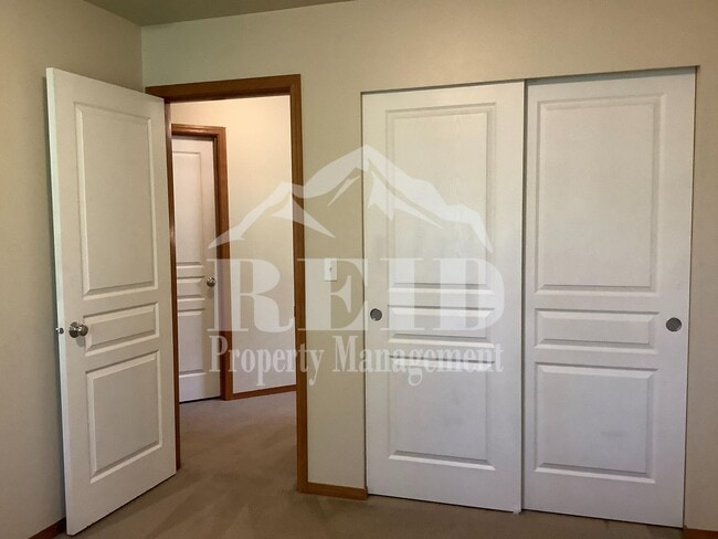 Building Photo - Central Valley Area - 2 Story Townhome 3Bed 2.5Bath