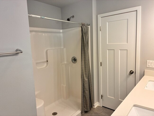 Building Photo - Spacious 3BR 2.5ba house in Urbandale, available NOW!