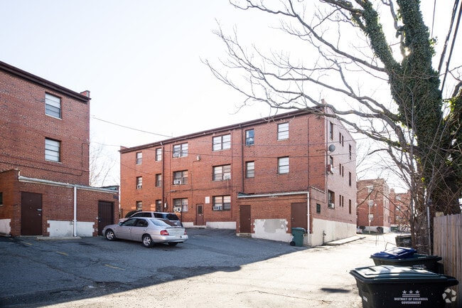 Building Photo - 3392 Blaine St NE