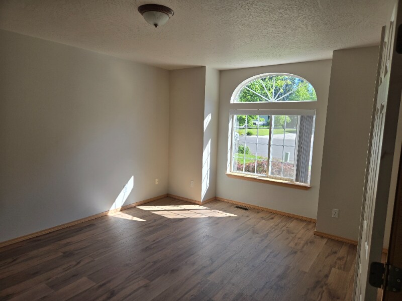 Building Photo - 404 S Chinook Cir
