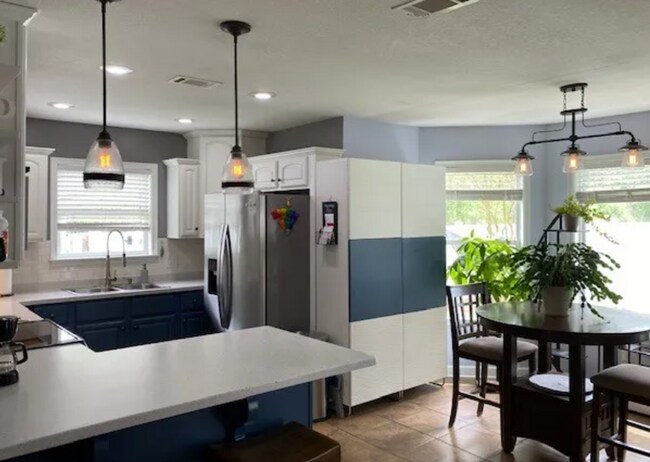 Building Photo - Stylish 3BR Home with Open Layout, Screened Porch & Fenced Yard