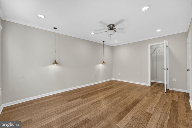 Building Photo - 8605 Western Oak Dr