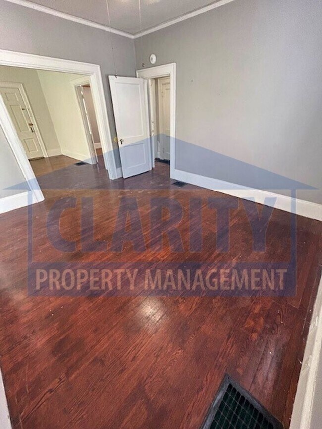 Building Photo - Two bedroom home in historic downtown Clev...