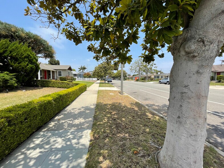 Loyola Blvd. - 8119 Loyola Blvd