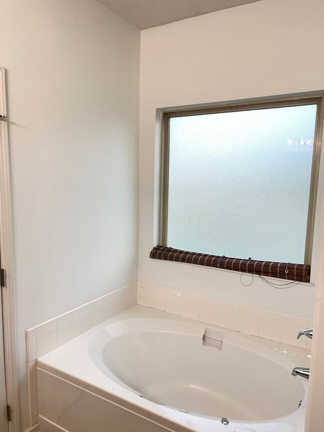 Building Photo - Spacious home in super nice neighborhood in Northwest Omaha