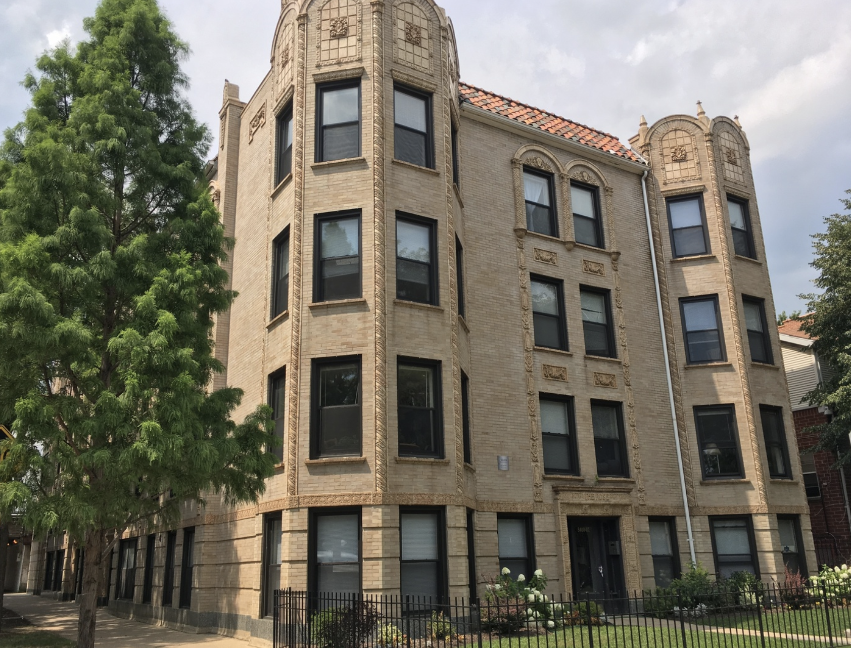 Building Exterior (Balmoral/Winthrop) - 1114 W Balmoral Ave