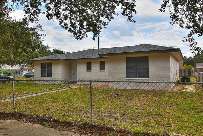 Building Photo - 2202 Saxony Dr