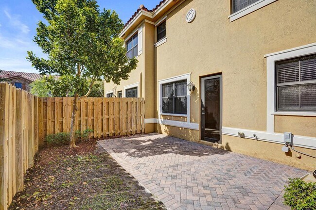 Building Photo - Gorgeous Townhome in Parkland