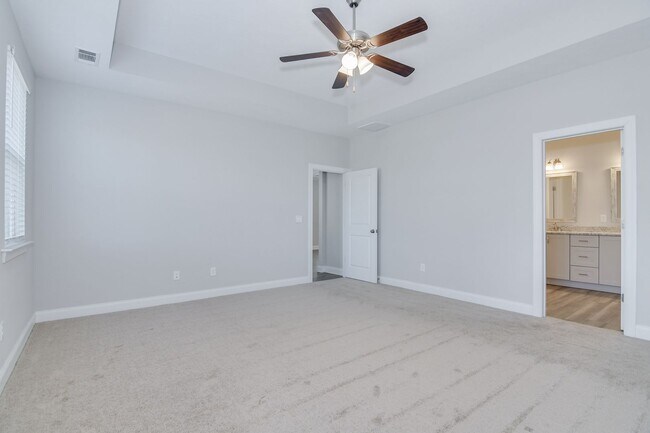 Building Photo - 3 Bedroom 2 Bathroom Ranch