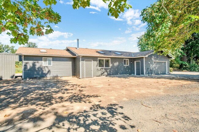 Building Photo - 39601 Santiam Bluffs Rd NE