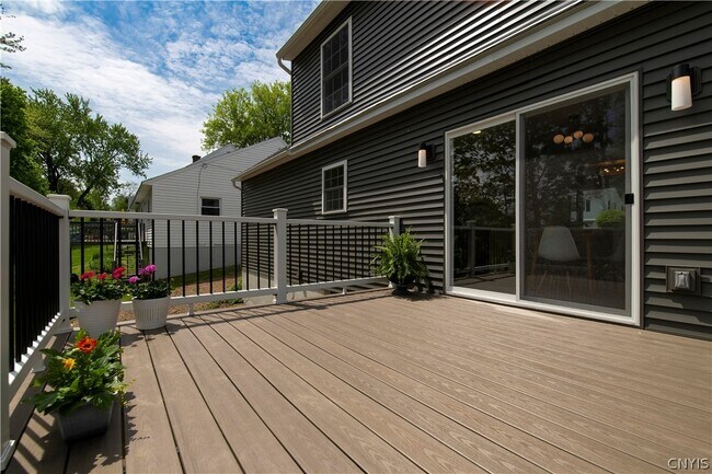 Building Photo - 8 Terrace Hill Dr