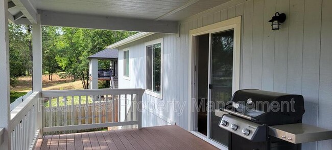 Building Photo - 1775 Daffodil Ln