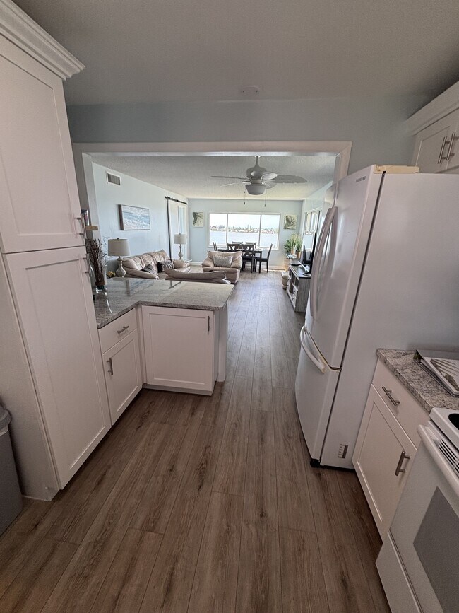 Building Photo - 4750 Cove Cir