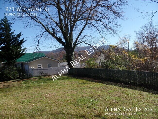 Building Photo - Pet friendly home with level fenced back y...