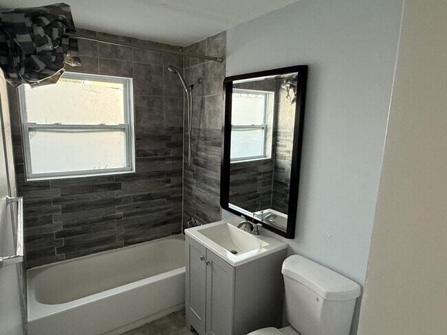 Building Photo - 805 3rd St